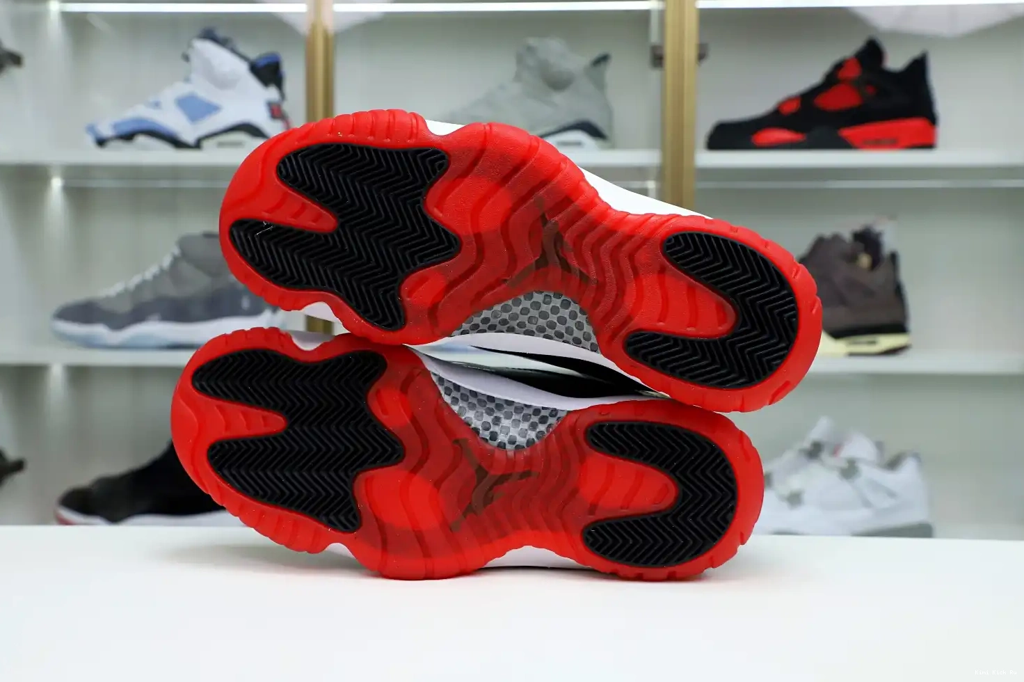 LOW Kimikick WHITE AIR JORDAN BRED 11 0419
